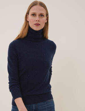 marksandspencer_AU22_KASMIR_T38_4047_texturovany rolak z cisteho kasmiru_modra_3499Kc_modelka.jpg